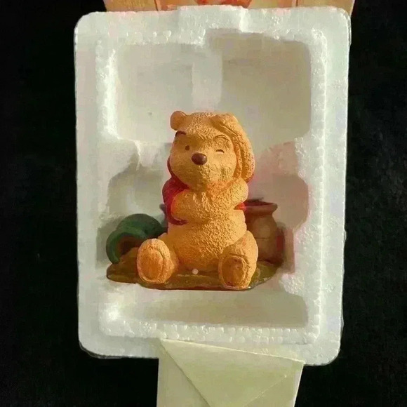 Vintage Disney’s Simply Pooh figurine. Pooh with honeypots. Never used in box - Picture 4 of 7